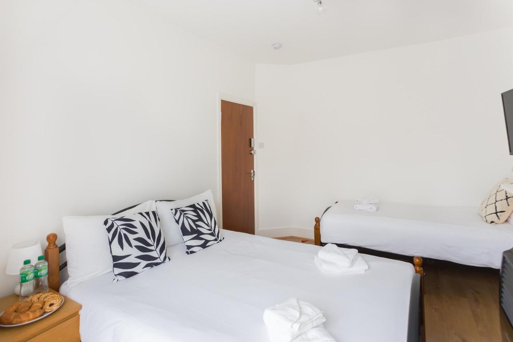 Wood Green Budget Rooms - Next To Mall & Metro Station - 10 Min To City Center ロンドン エクステリア 写真