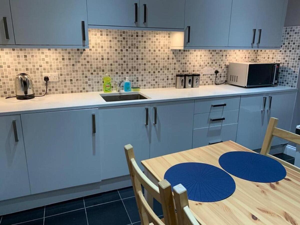Wood Green Budget Rooms - Next To Mall & Metro Station - 10 Min To City Center ロンドン エクステリア 写真
