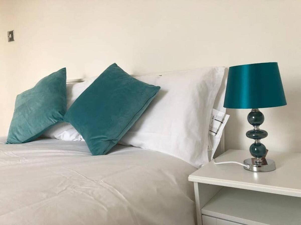 Wood Green Budget Rooms - Next To Mall & Metro Station - 10 Min To City Center ロンドン エクステリア 写真