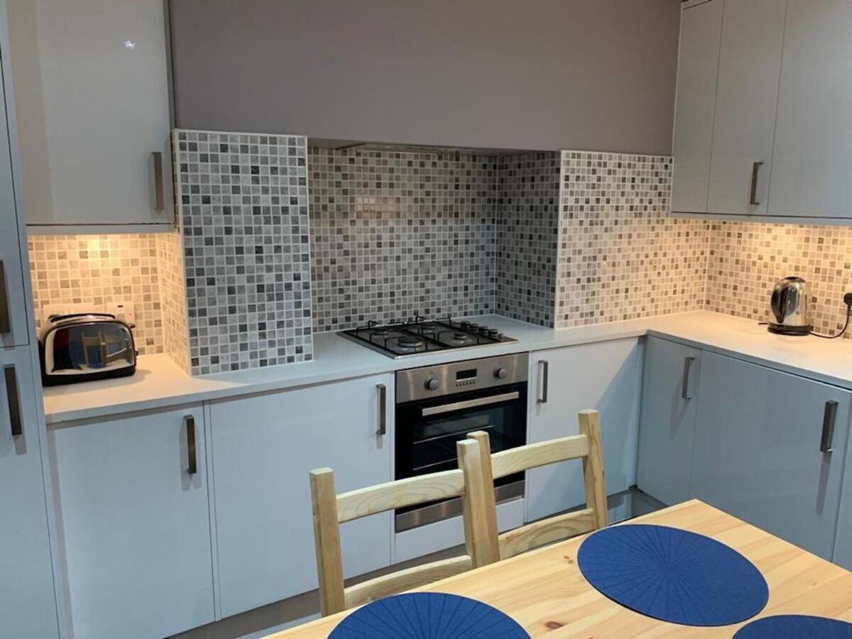 Wood Green Budget Rooms - Next To Mall & Metro Station - 10 Min To City Center ロンドン エクステリア 写真