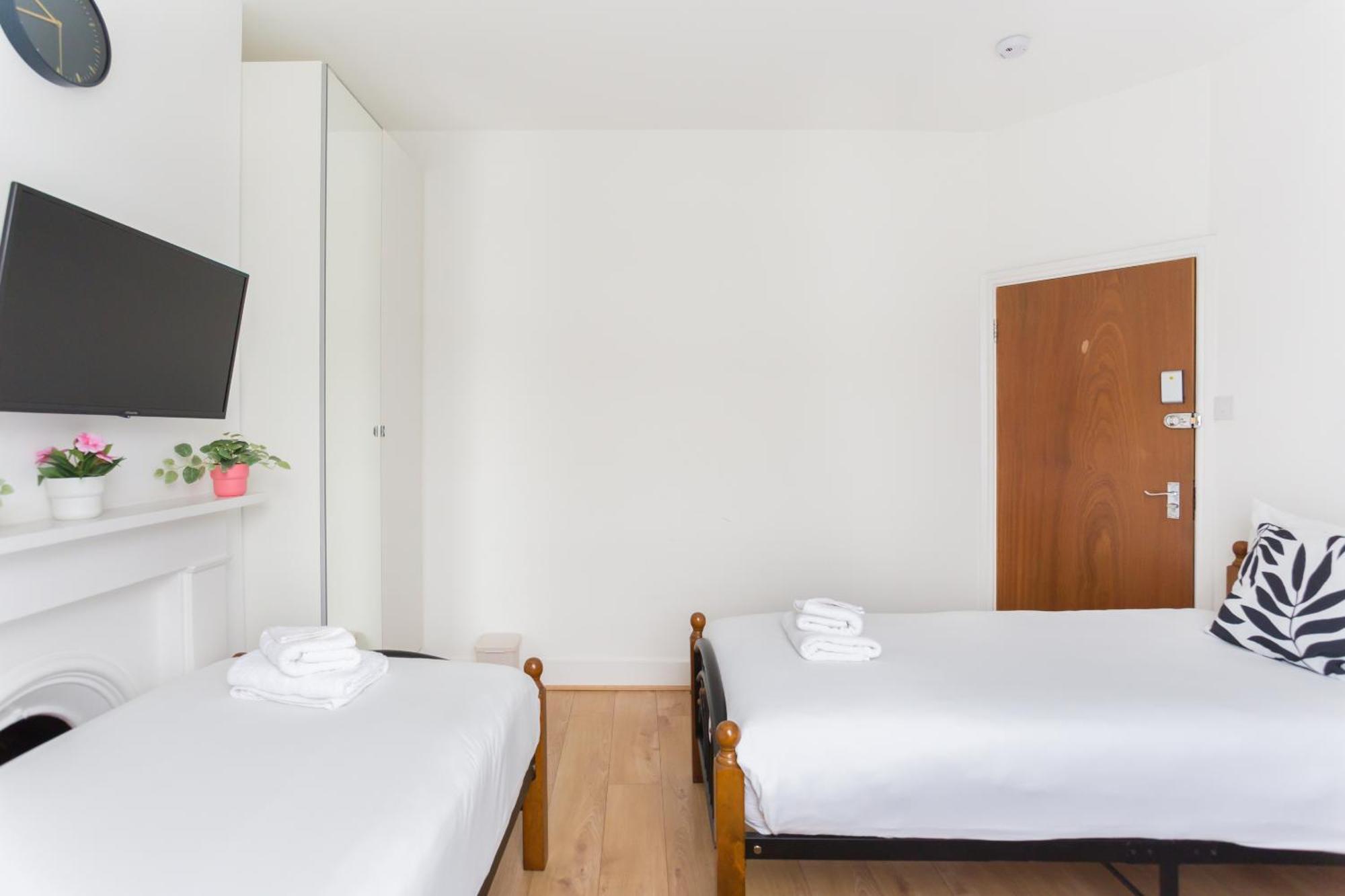 Wood Green Budget Rooms - Next To Mall & Metro Station - 10 Min To City Center ロンドン エクステリア 写真