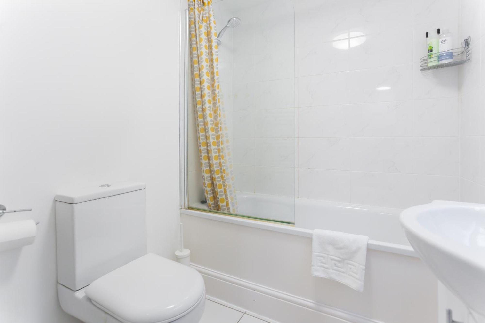 Wood Green Budget Rooms - Next To Mall & Metro Station - 10 Min To City Center ロンドン エクステリア 写真