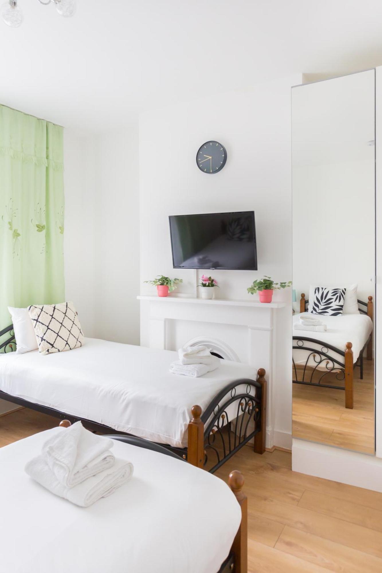 Wood Green Budget Rooms - Next To Mall & Metro Station - 10 Min To City Center ロンドン エクステリア 写真