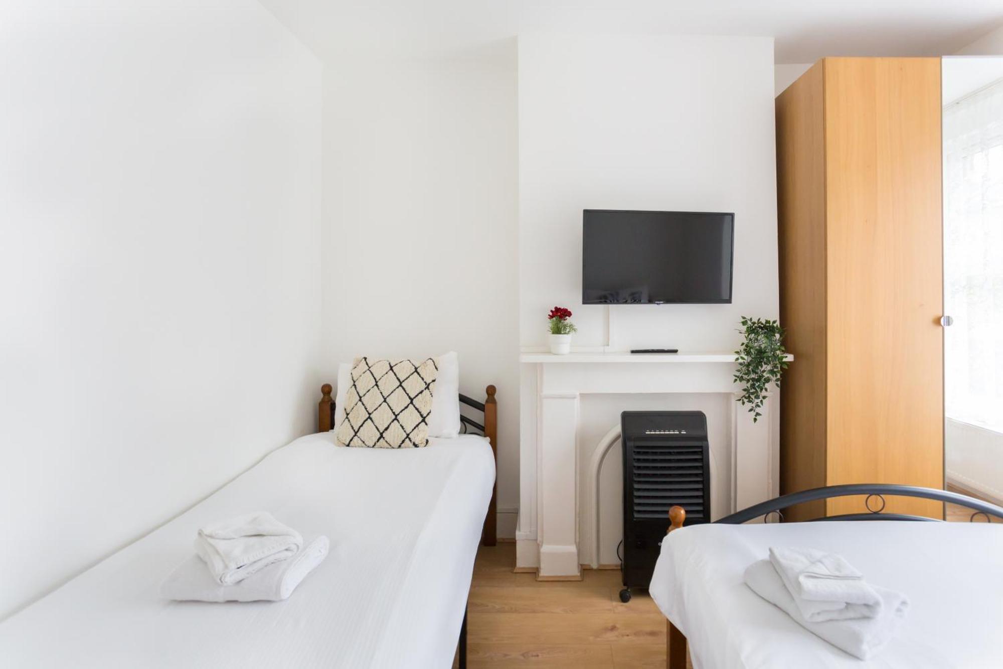 Wood Green Budget Rooms - Next To Mall & Metro Station - 10 Min To City Center ロンドン エクステリア 写真