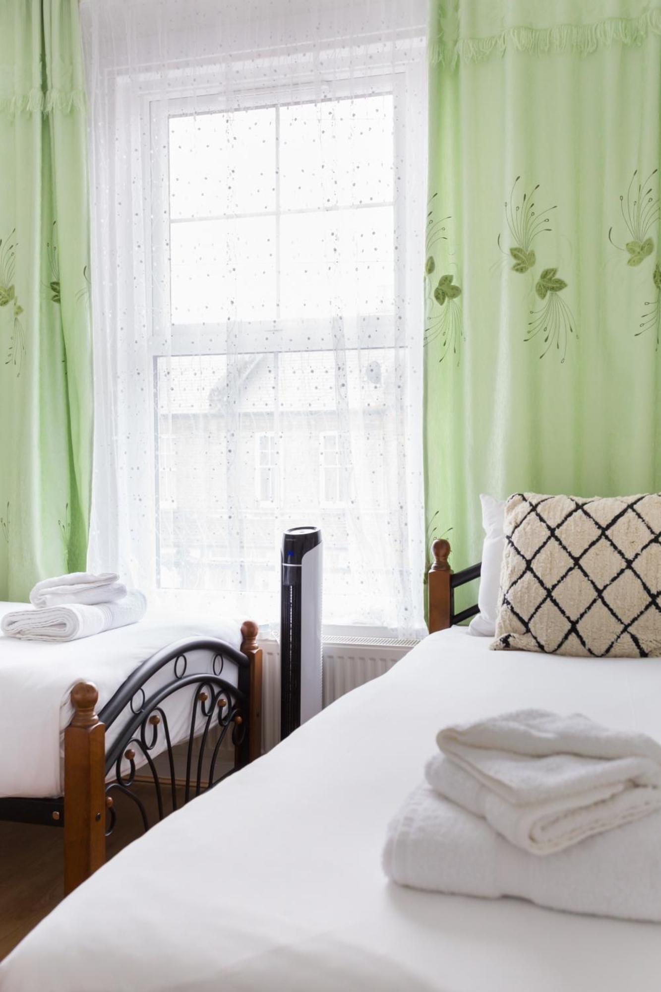 Wood Green Budget Rooms - Next To Mall & Metro Station - 10 Min To City Center ロンドン エクステリア 写真