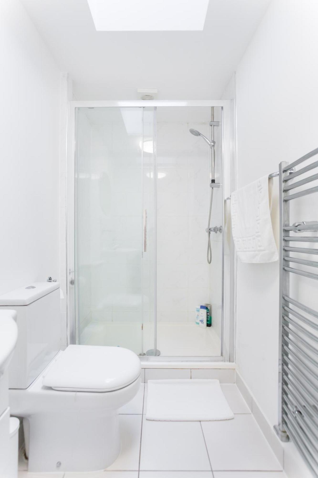 Wood Green Budget Rooms - Next To Mall & Metro Station - 10 Min To City Center ロンドン エクステリア 写真
