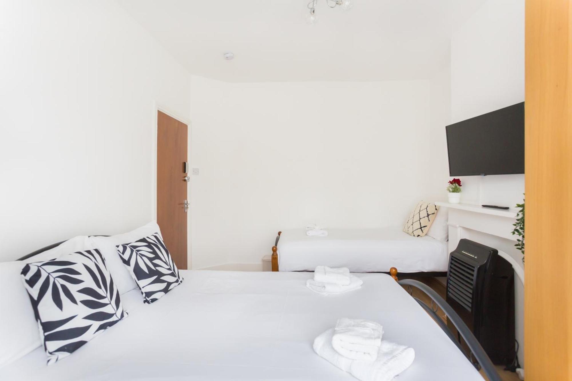 Wood Green Budget Rooms - Next To Mall & Metro Station - 10 Min To City Center ロンドン エクステリア 写真
