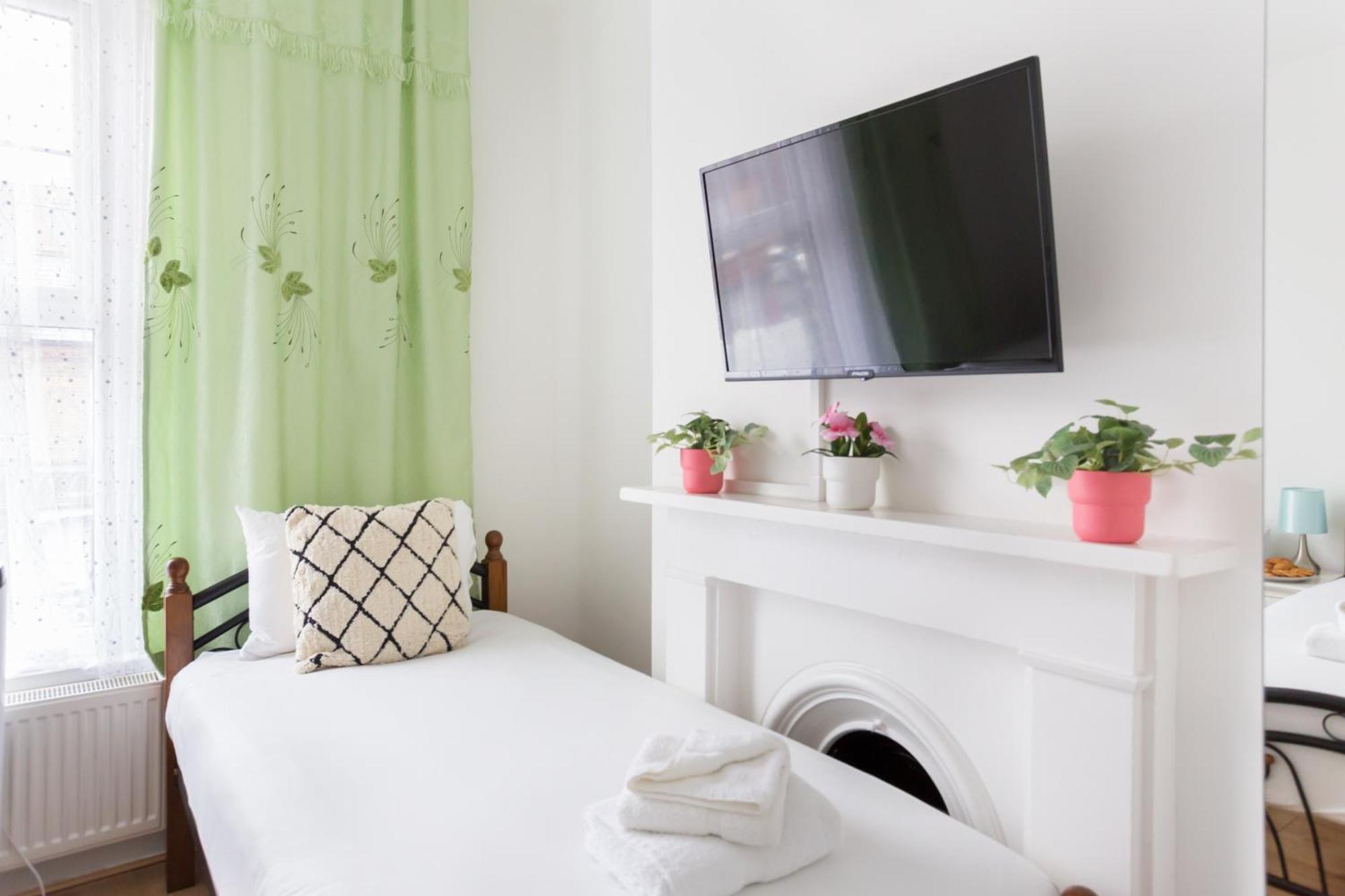Wood Green Budget Rooms - Next To Mall & Metro Station - 10 Min To City Center ロンドン エクステリア 写真