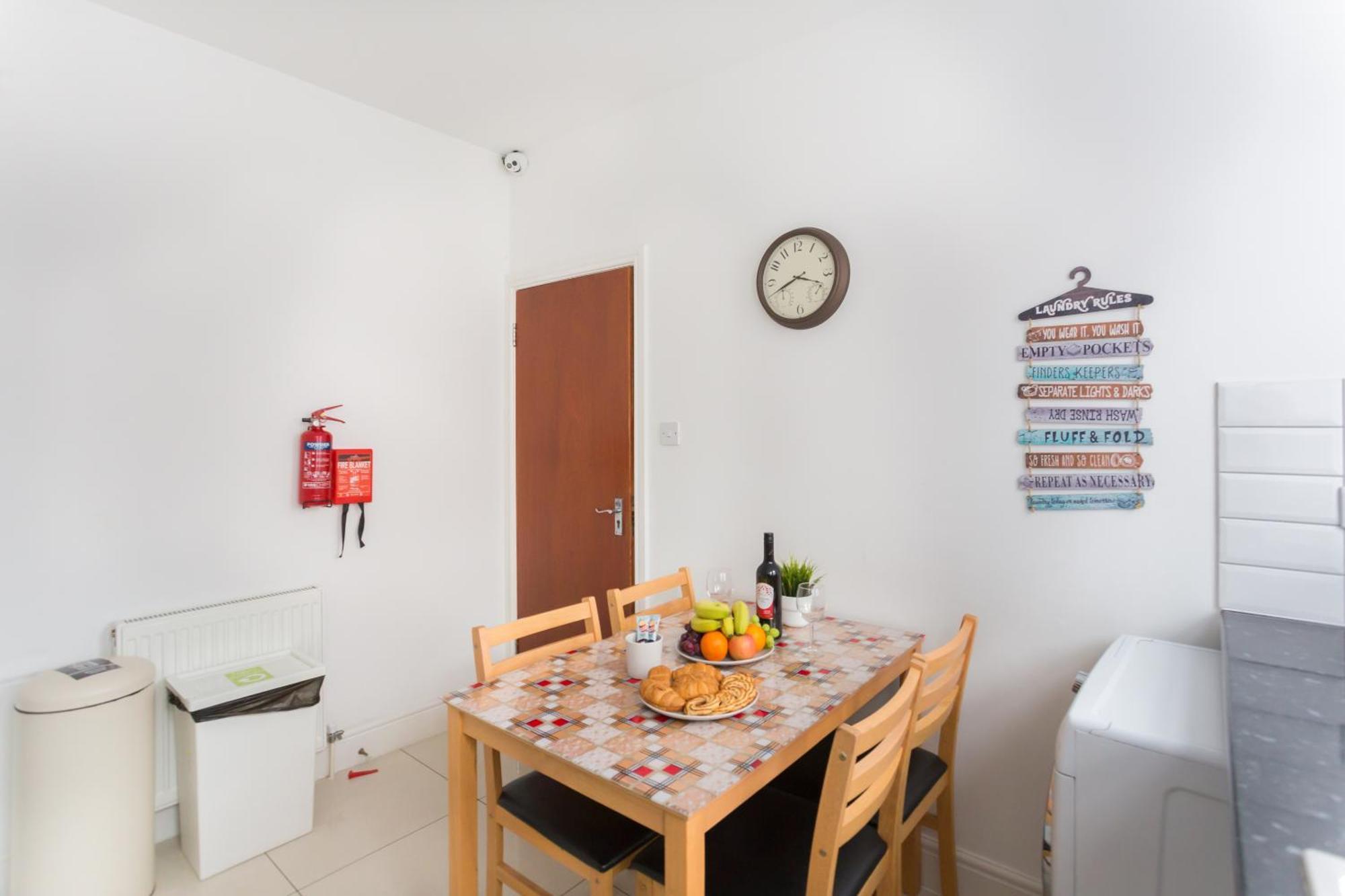 Wood Green Budget Rooms - Next To Mall & Metro Station - 10 Min To City Center ロンドン エクステリア 写真