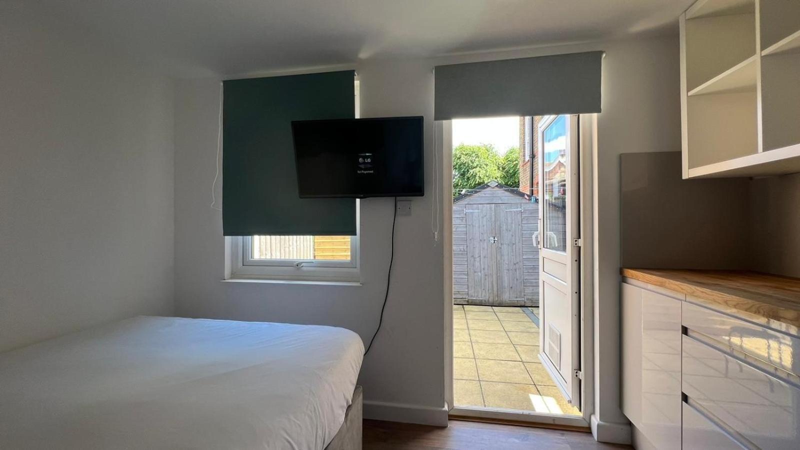 Wood Green Budget Rooms - Next To Mall & Metro Station - 10 Min To City Center ロンドン エクステリア 写真