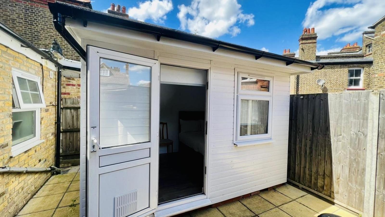 Wood Green Budget Rooms - Next To Mall & Metro Station - 10 Min To City Center ロンドン エクステリア 写真