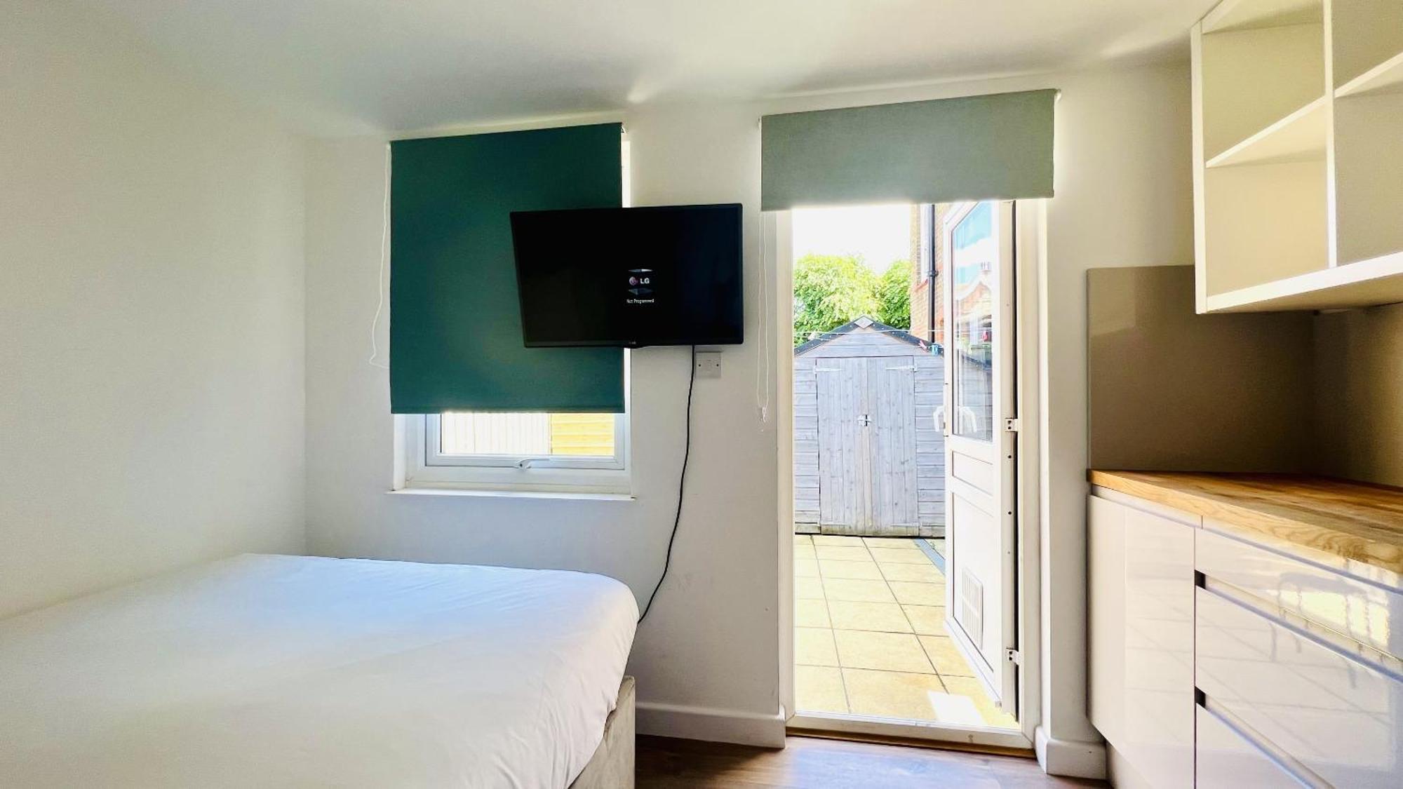 Wood Green Budget Rooms - Next To Mall & Metro Station - 10 Min To City Center ロンドン エクステリア 写真